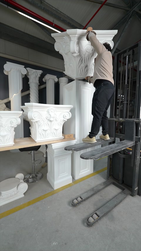 Büyük dekoratif başlık kare pilaster gövdesinin üzerine indiriliyor
