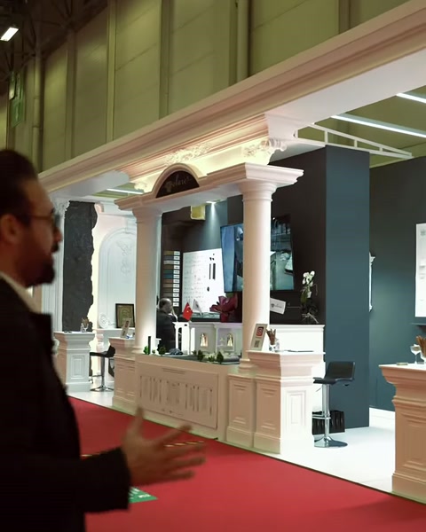 Sütunlar ve dekoratif cephe elemanlarıyla hazırlanan fuar standı girişi