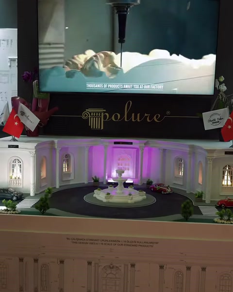 Aydınlatılmış mimari makette sütunlar, söveler ve peyzaj düzenlemesi