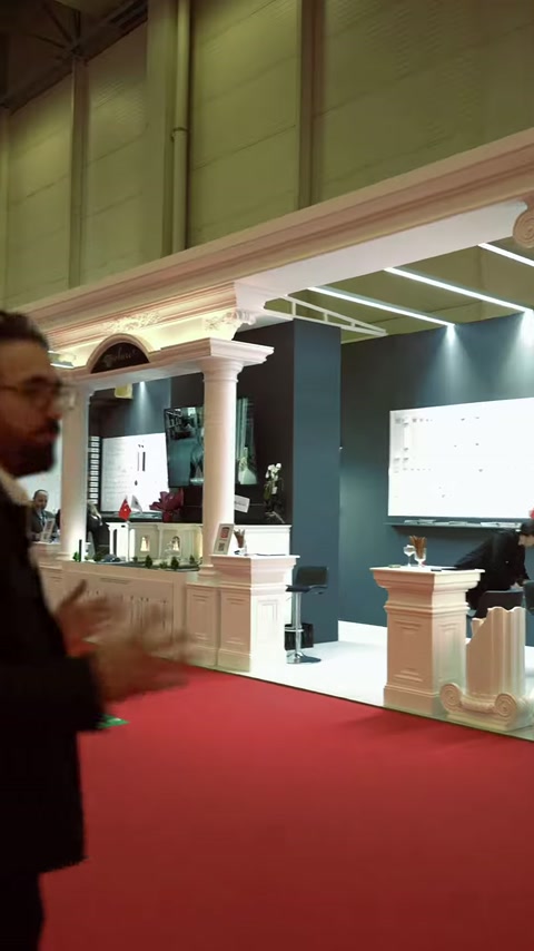 Fuar standının sütunlu giriş düzeni ve dekoratif cephe elemanları