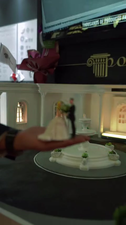 Gelin damat figürleriyle havuzlu düğün salonu giriş tasarımı