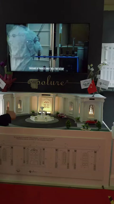 Klasik otomobil yanında sütunlu ve kemerli cephe detayı