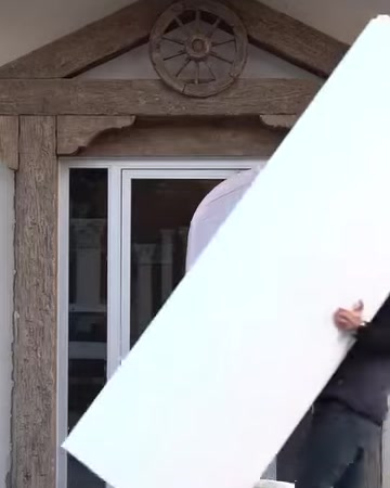 Geniş beyaz sütun gövde parçası çapraz konumda taşınıyor