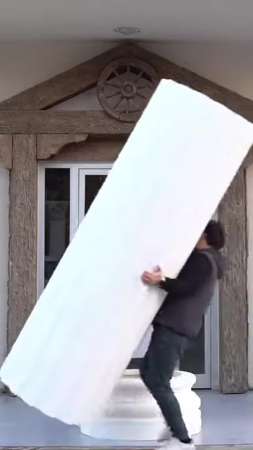 Uzun beyaz yivli sütun gövdesi dik konuma getiriliyor
