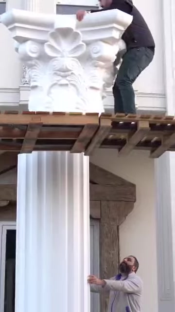İşlemeli sütun başlığı iskele üzerinden gövdeye hizalanıyor