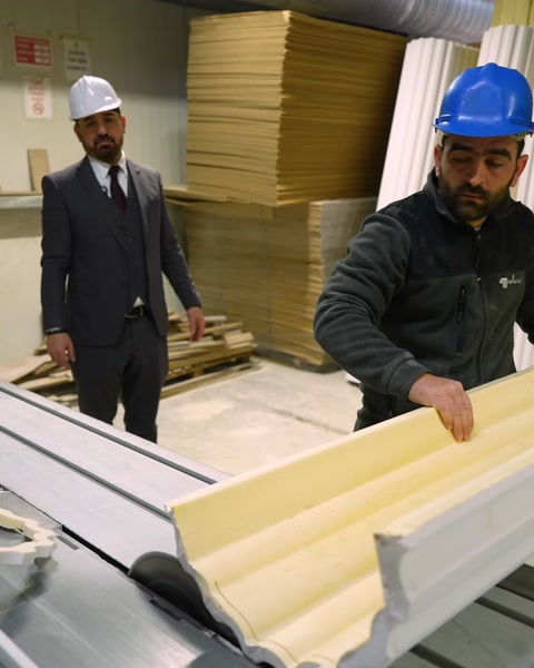 İşçi işlenmiş lif profilini raflardan alıyor