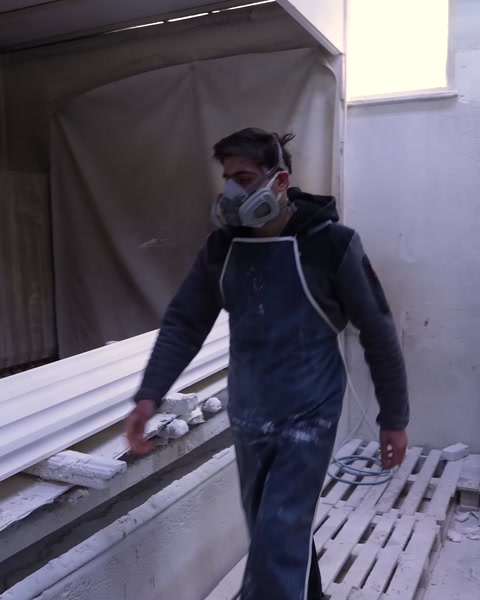 Maskeli çalışan profil üzerine boya püskürtüyor