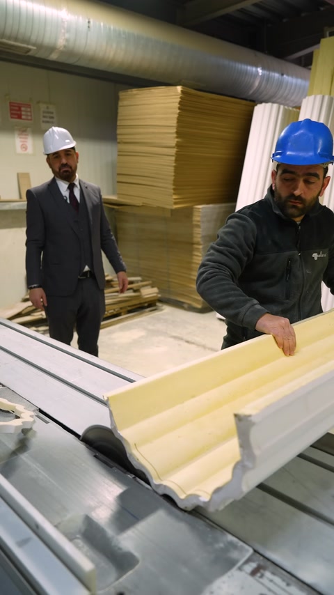 Sarı ve beyaz kartonpiyer profilleri tezgâhta karşılaştırılıyor