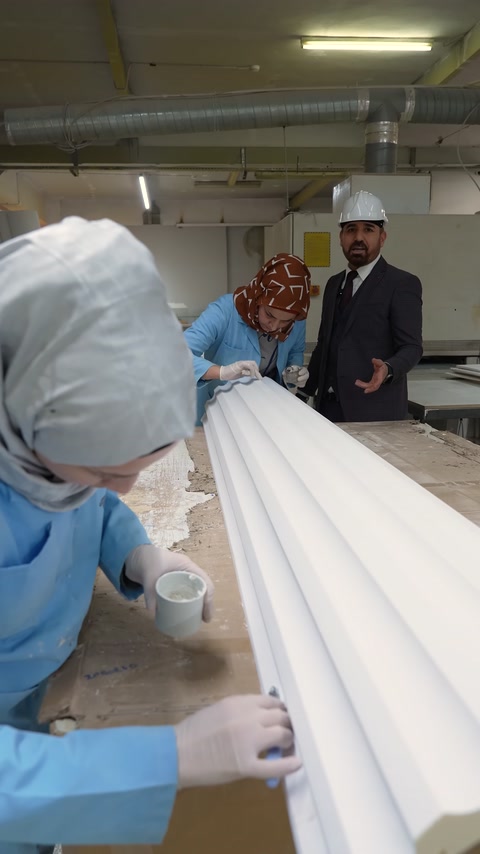Uzun beyaz dekoratif profil fırçayla dikkatlice rötuşlanıyor