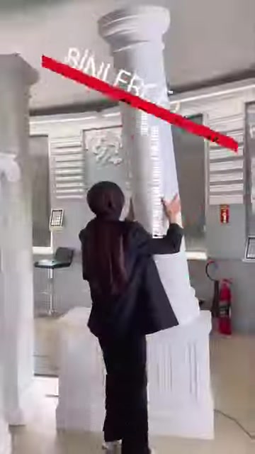 Sergi alanında farklı desenlerde beyaz dekoratif profil örnekleri sergileniyor