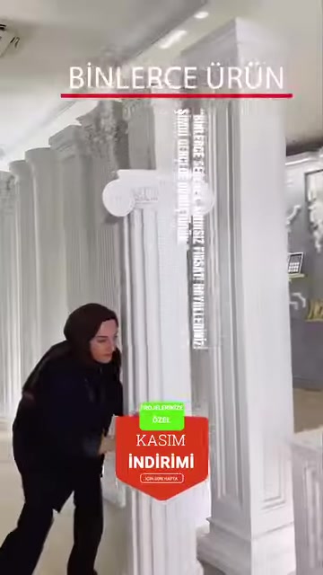 Sergi alanındaki yivli sütunlar ve dekoratif başlıklar inceleniyor