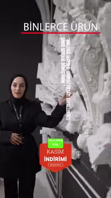 Yoğun işlemeli sütun başlığı ve kabartma motifler yakından inceleniyor