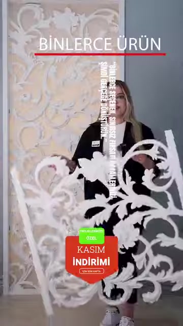 Bitkisel motifli geniş dekoratif panel örneği elde sergileniyor