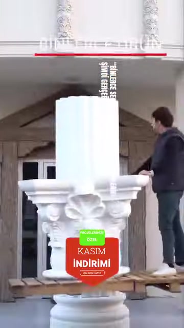 Dekoratif sütun başlığı üzerinde devam eden uygulama aşaması görülüyor