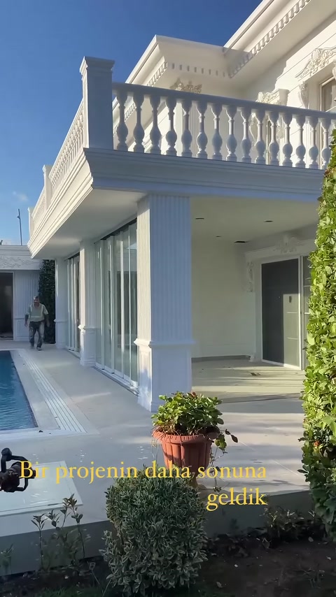Yivli dekoratif sütunlar ve balkon korkuluklarıyla tamamlanan villa cephesi