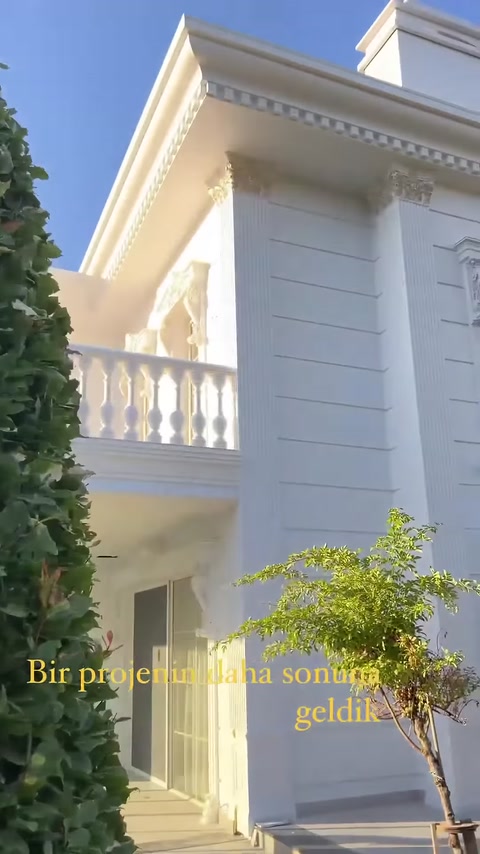 Kat silmeleri, saçak profilleri ve korkuluklarla şekillenen yan cephe