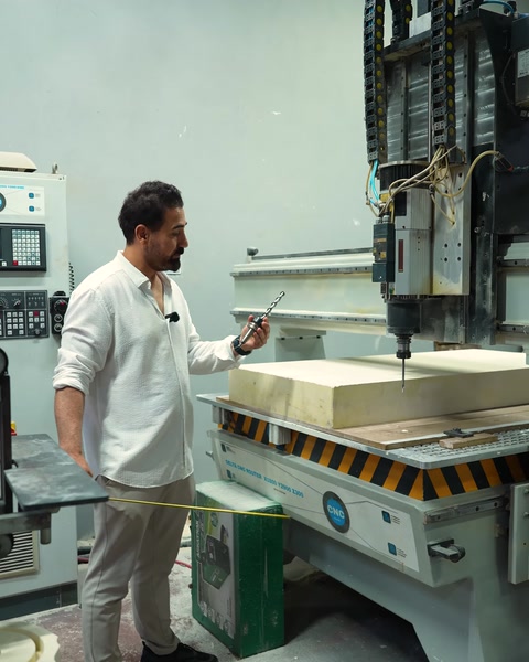 Usta CNC işleme merkezinde kontrol panelini ayarlıyor