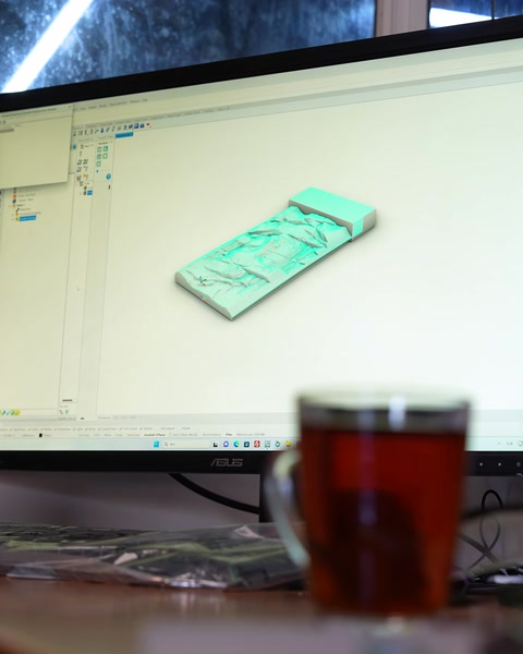 3D modelleme yazılımında yeşil renkli rölyef plaka modeli