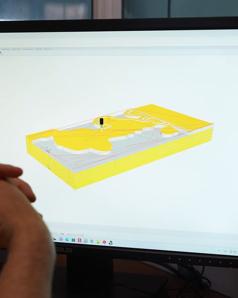 3D CAD ekranında sarı renkli CNC işleme yolu planı