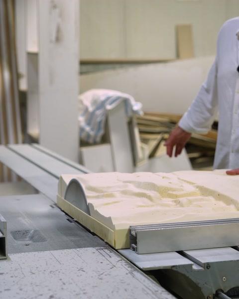 İşlenmiş rölyef panel kesim tezgahında kenarları düzeltiliyor