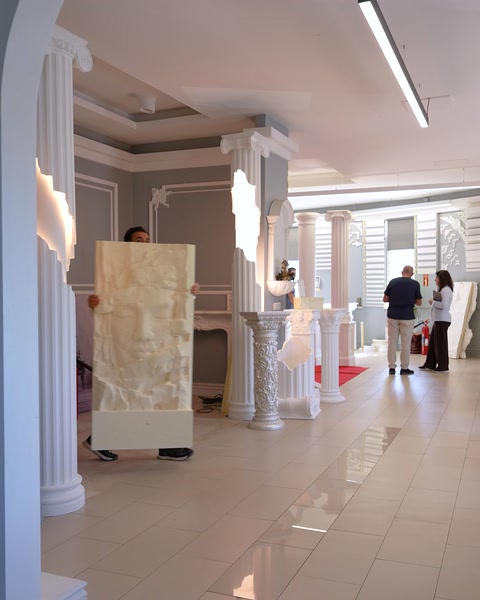 Kolonlu salon girişinde büyük rölyef pano sergileniyor
