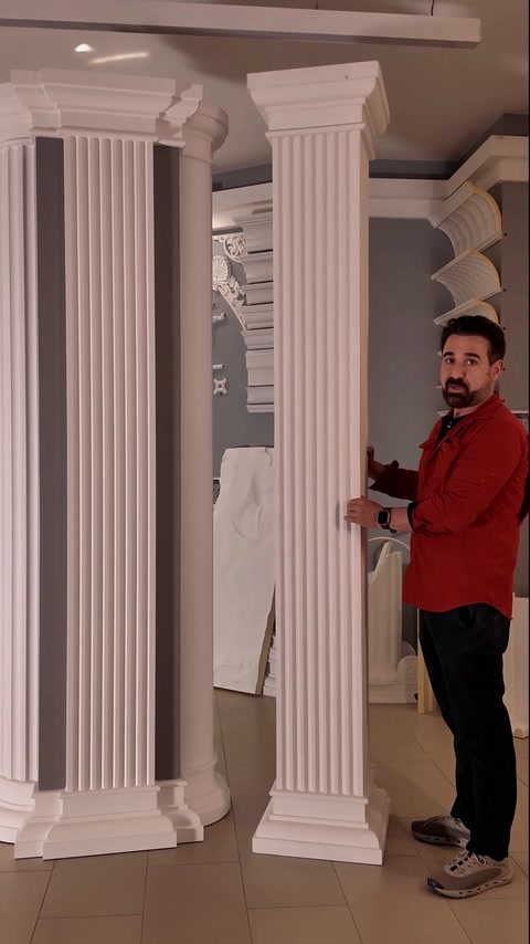 İki farklı yivli pilastr uygulaması showroom panosunda yan yana