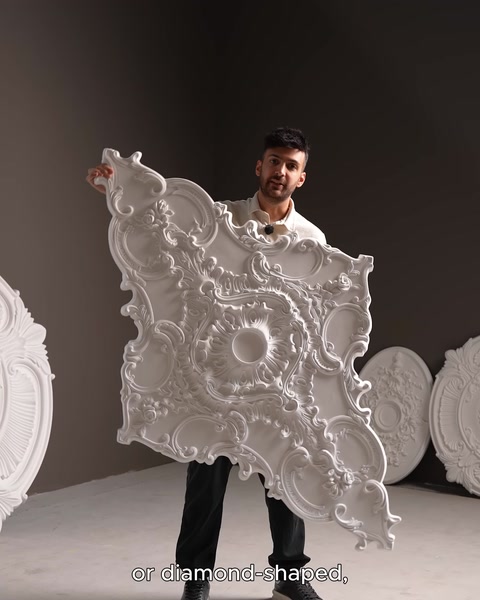Baklava şeklinde göbek modelini elinde tutan kişi tanıtıyor