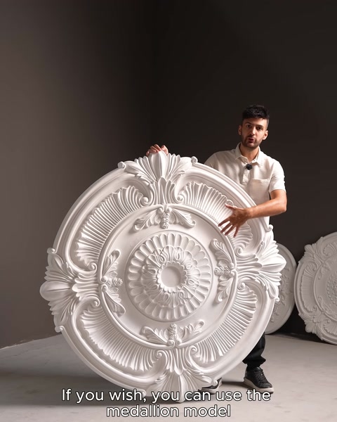 İki kişi büyük göbek modelini birlikte taşıyor