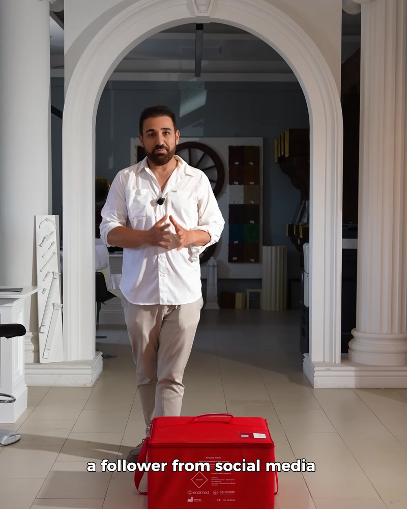Sunumcu mekan icinde poliuretan projesini tanitmaya baslıyor