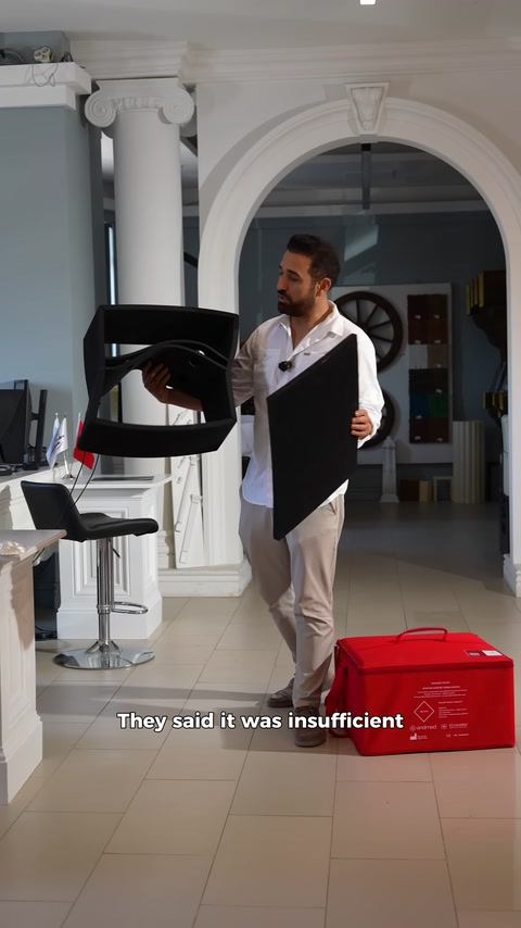 Esnek siyah yalıtım parçalarının açık yapısı yakından sergileniyor