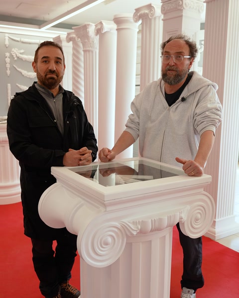 İki kişi sütunlar arasında yürüyerek mekanı geziyor