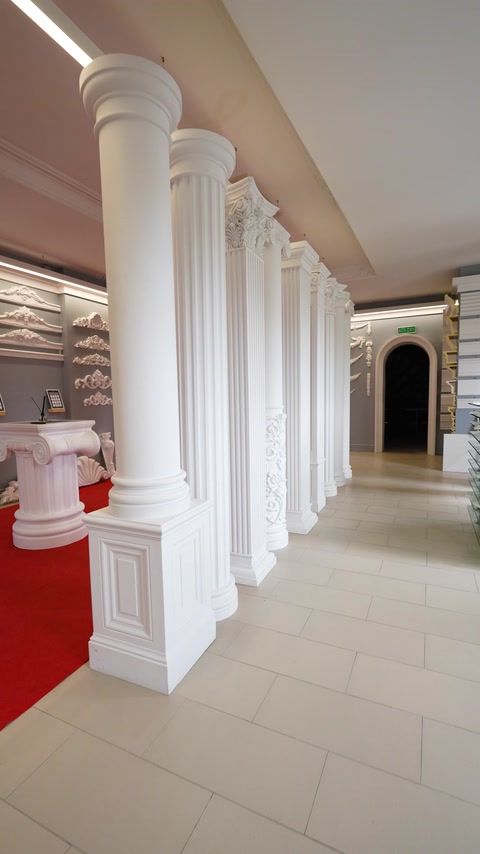 Showroomda farklı gövde ve başlıklara sahip dekoratif sütunlar sıralanıyor