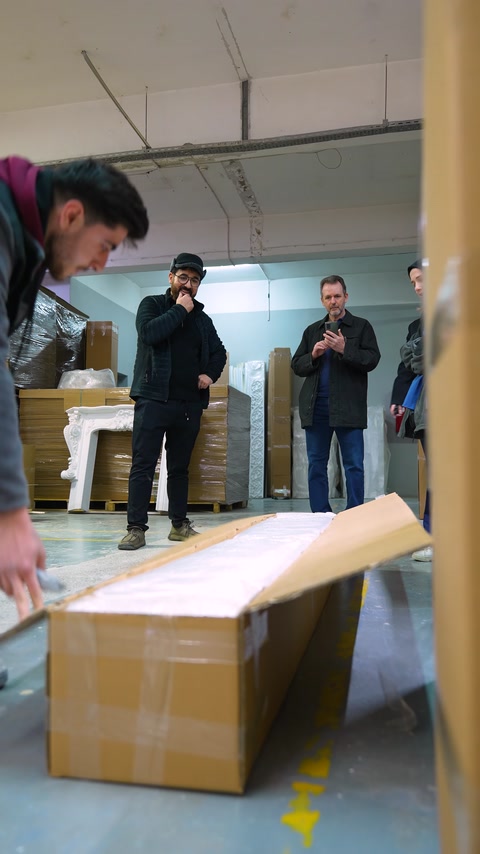 Fabrika alanında uzun dekoratif profil parçası masa üzerinde inceleniyor