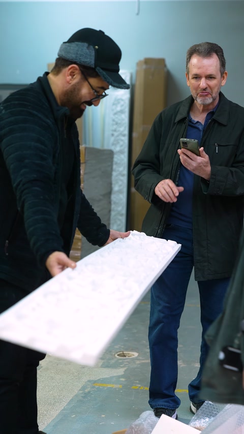 Kabartma desenli uzun panel numunesi üretim alanında kontrol ediliyor