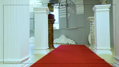 Yivli beyaz Roma sütunu ve klasik başlıklı sütun yan yana teşhirde