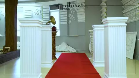 Kırmızı halı çevresinde üç farklı beyaz sütun modeli