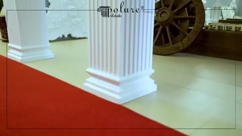 Kare tabanlı yivli beyaz kısa sütunun yakın görünümü