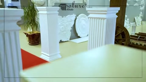 Sergi salonunda yivli sütunların çapraz açıdan görünümü