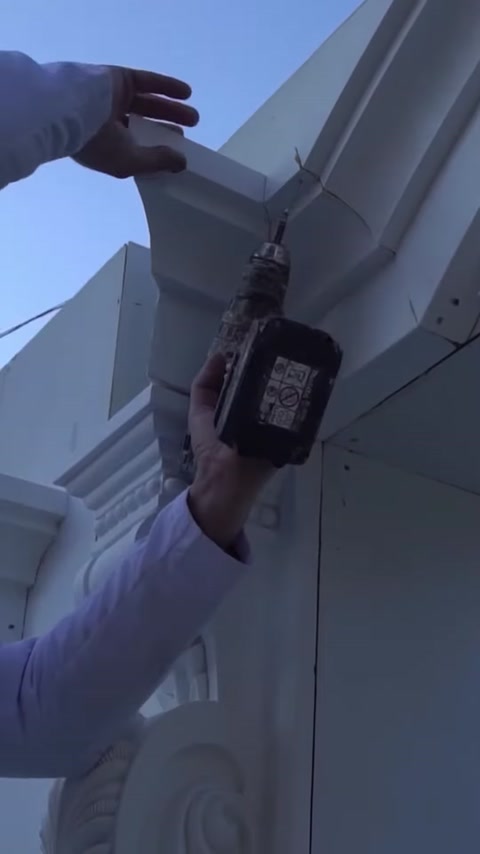 Üst cephe profili matkap kullanılarak yerine sabitleniyor