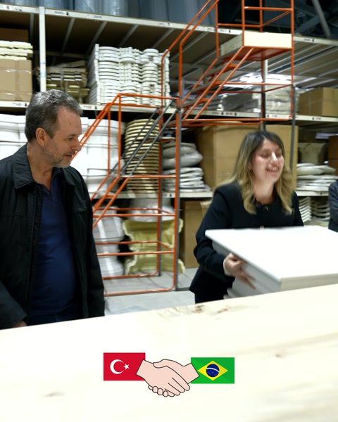 Geniş poliüretan parça müşteri tarafından yüzey kontrolünden geçiriliyor