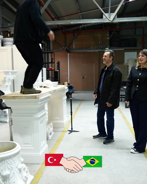 Dekoratif sütun ve kaide örnekleri üretim alanında inceleniyor