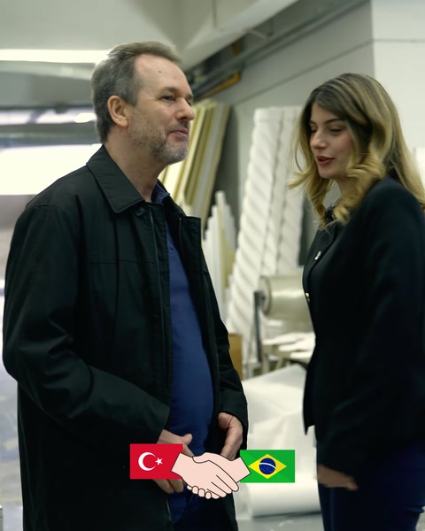 Arka plandaki dekoratif profiller eşliğinde fabrika görüşmesi yapılıyor