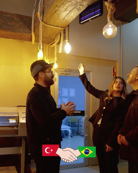 Aydınlatma örnekleri uygulama odasında müşterilerle birlikte değerlendiriliyor