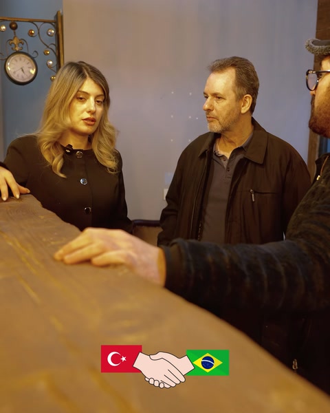 Ahşap görünümlü kiriş numunesinin doku ve rengi inceleniyor