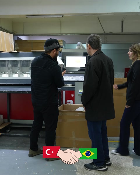 Üretim tezgâhı ve makine ekranı fabrika turunda inceleniyor