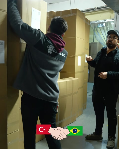 Paketlenmiş ürün kutuları sevkiyat alanında kontrol ediliyor