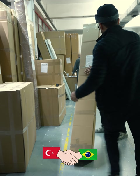 Etiketli ürün kolileri depo bölümünde sevkiyata hazır bekliyor