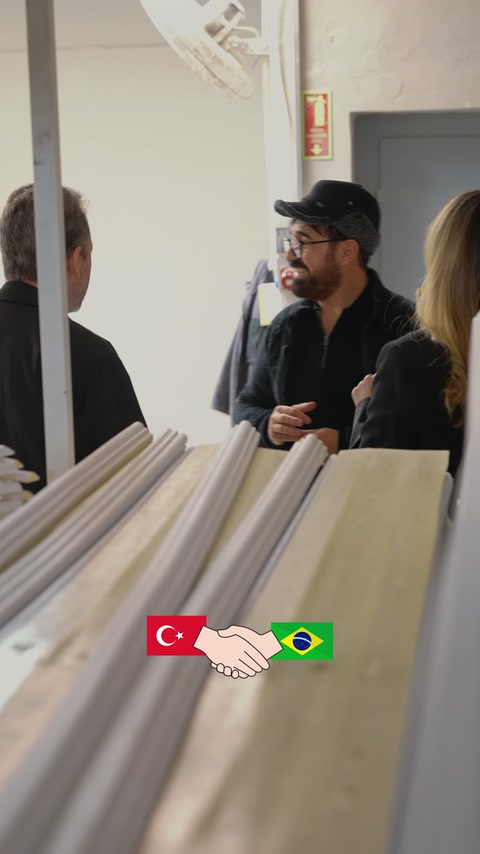 Farklı kesitlerde uzun dekoratif profiller üretim alanında sergileniyor