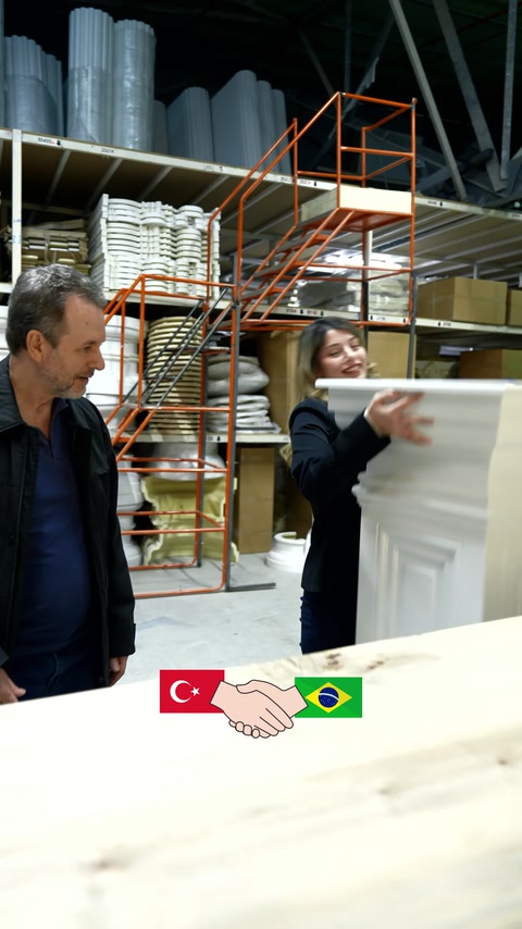 Büyük sütun başlığı ve istiflenmiş süslemeler birlikte görülüyor