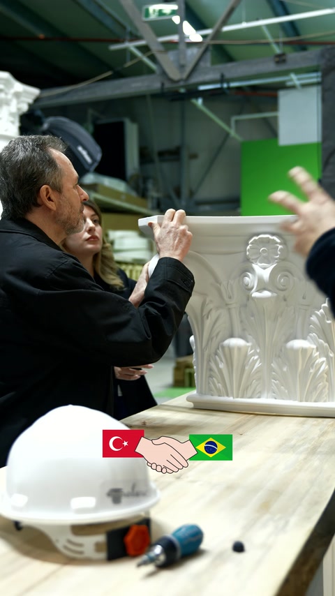 Akantus yapraklı süslü sütun başlığının yüzey detayları inceleniyor